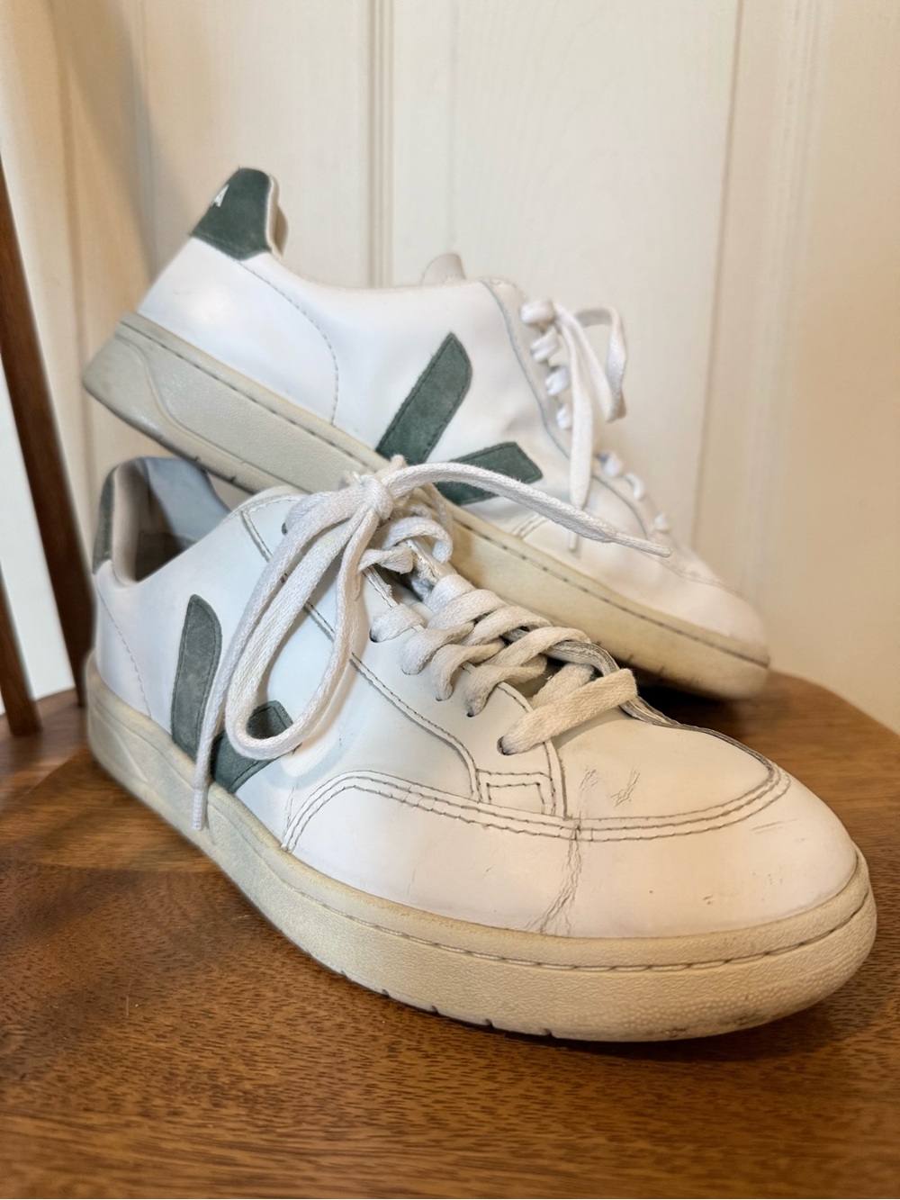 VEJA V-12 White Cyprus Green Leather Sneakers Women’s Size 8.5